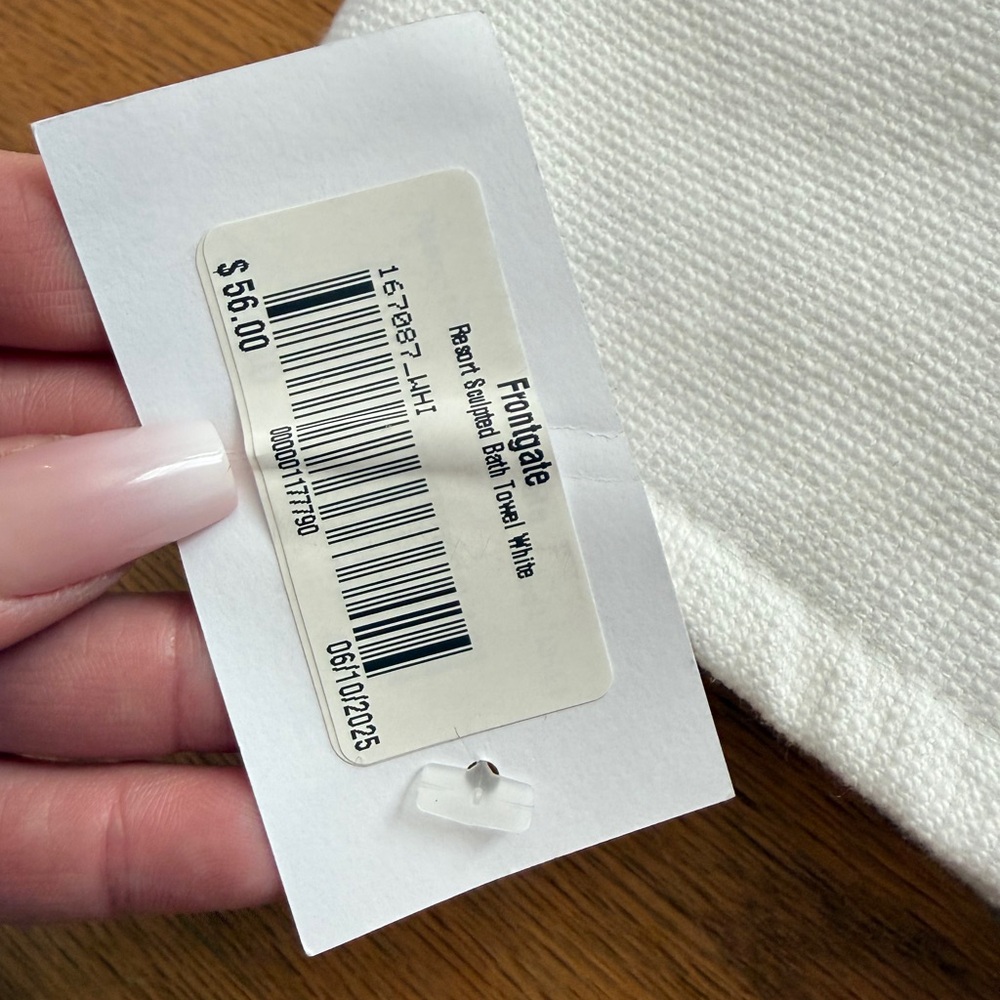 Frontgate Resort Sculpted Bath Towel - NWT - Picture 10 of 15